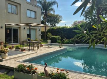 Casa · 471m² · 8 Ambientes · 2 Cocheras · Venta Casa 4 Dorm. Barrio Golf Villa Nueva