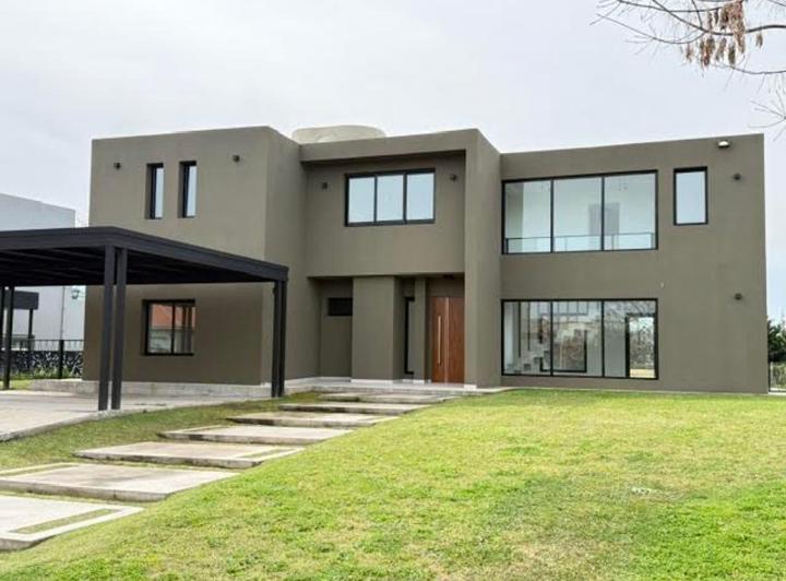Casa · 328m² · 6 Ambientes · 2 Cocheras
