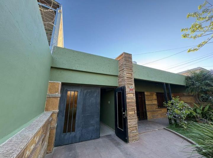 Casa · 180m² · 3 Ambientes · 2 Cocheras