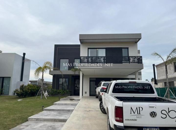Casa · 185m² · 5 Ambientes · 2 Cocheras