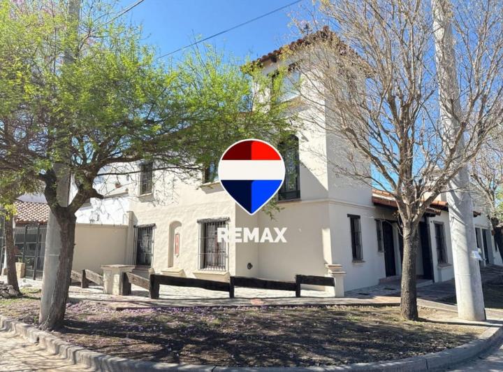 Casa · 280m² · 5 Ambientes · 2 Cocheras