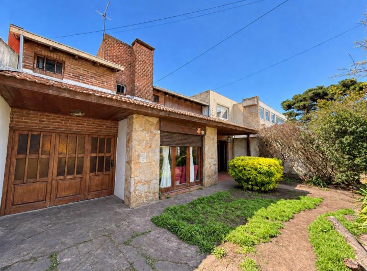 Casa · 165m² · 4 Ambientes · 2 Cocheras