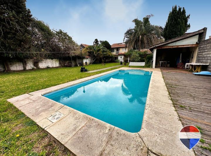 Casa · 210m² · 4 Ambientes · 2 Cocheras