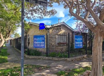 Casa de 4 ambientes, Vicente López · Chalet en Esquina - 3 Dorm. - Jardín - Parrilla - Todo en Una Planta