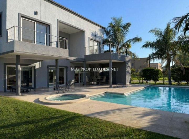 Casa · 250m² · 5 Ambientes · 2 Cocheras