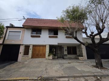 Casa · 192m² · 5 Ambientes · 1 Cochera · Casa en Alquiler
