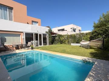 Casa · 160m² · 5 Ambientes · 2 Cocheras · Casa con Pileta en Alquiler Febrero en Casas de Santa María