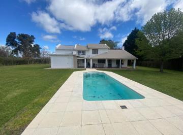 Casa · 140m² · 4 Ambientes · 2 Cocheras · Casa Quinta de Dos Plantas a La Venta en Tomas Jofre