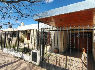 Casa · 142m² · 6 Ambientes · 2 Cocheras · Venta Casa Centro America Tres Dorm. Quincho y Pileta