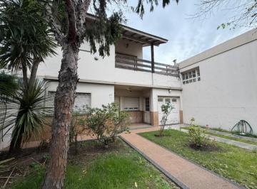 Casa · 330m² · 5 Ambientes · Casa de 5 Ambientes en Alquiler - Villa Ballester