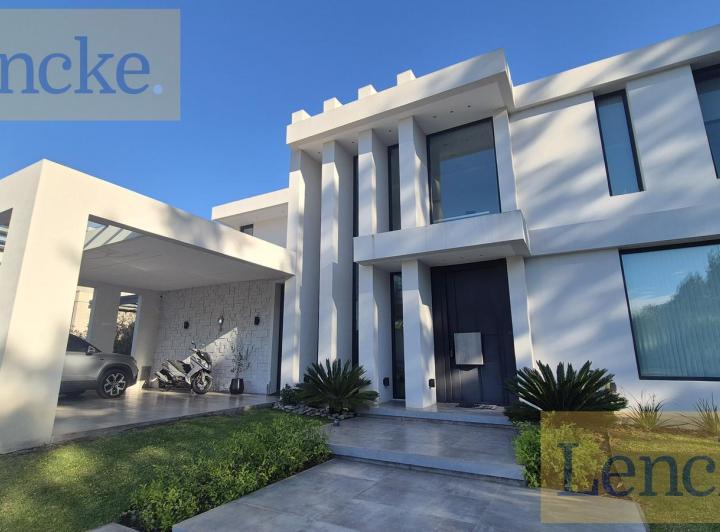 Casa · 350m² · 6 Ambientes · 4 Cocheras