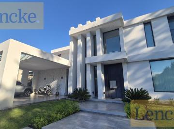 Casa · 350m² · 6 Ambientes · 4 Cocheras · Casa en Albanueva