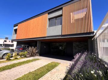 Casa · 206m² · 6 Ambientes · 2 Cocheras · Dúplex en Venta en Colinas de Manantiales