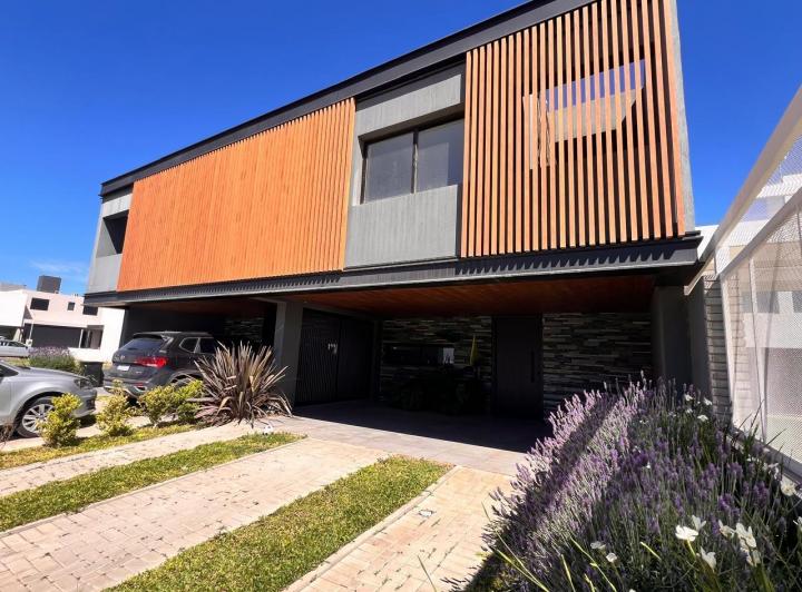 Casa · 206m² · 6 Ambientes · 2 Cocheras