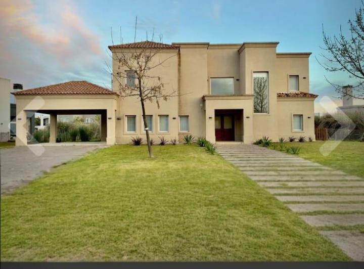 Casa · 290m² · 4 Dormitorios · 2 Cocheras
