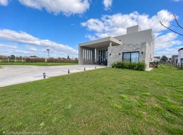 Casa de 5 ambientes, Esteban Echeverría · Casa en Venta en Barrio Canning Chico