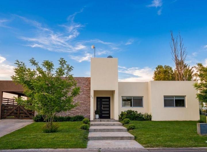 Casa · 120m² · 5 Ambientes · 2 Cocheras