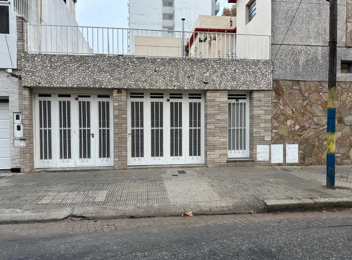Casa · 240m² · 8 Ambientes · 1 Cochera