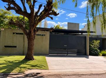 Casa de 7 ambientes, La Plata · Excelente Casa en Una Planta con Quincho, Consultorio y Pileta