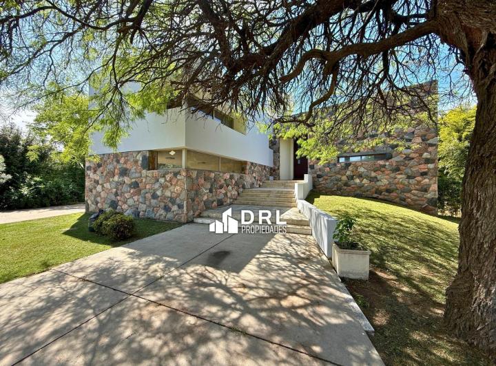 Casa · 414m² · 8 Ambientes · 2 Cocheras