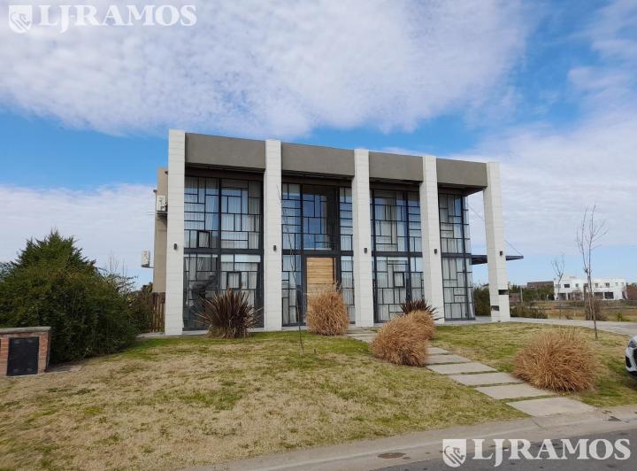Casa · 180m² · 4 Ambientes · 2 Cocheras
