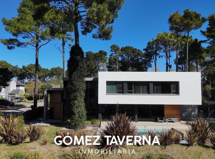 Casa · 860m² · 5 Ambientes · 3 Cocheras