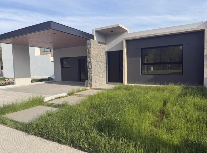Casa · 210m² · 5 Ambientes · 2 Cocheras