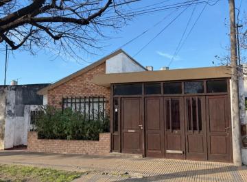 Casa · 129m² · 4 Ambientes · 1 Cochera · Caseros 25