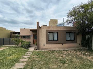 Casa · 95m² · 4 Ambientes · 1 Cochera · Casa en Villa Catalina