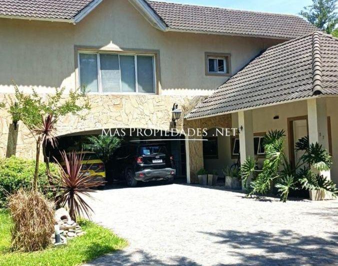 Casa · 242m² · 4 Ambientes · 2 Cocheras