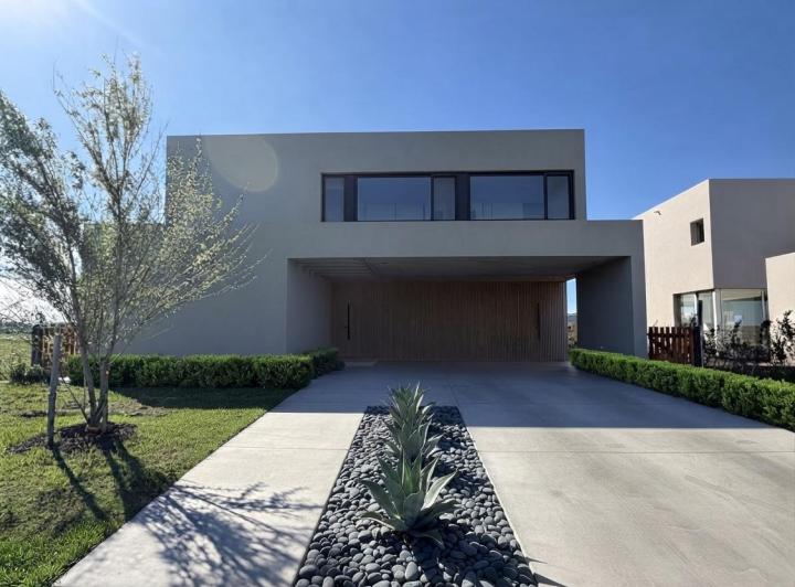 Casa · 296m² · 7 Ambientes · 2 Cocheras