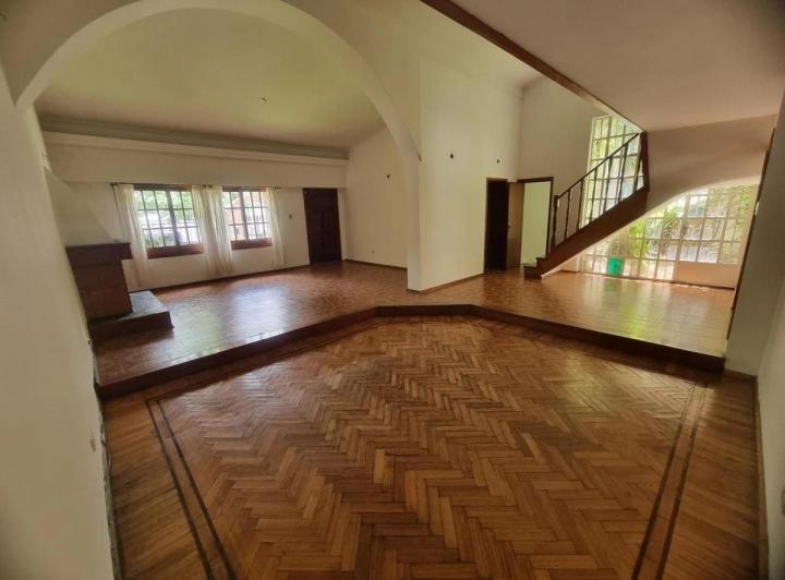 Casa · 318m² · 8 Ambientes · 3 Cocheras