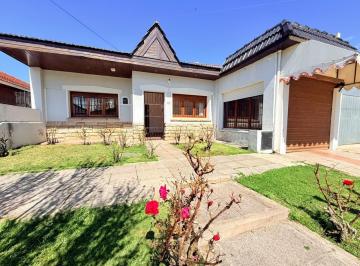 Casa · 180m² · 4 Ambientes · 2 Cocheras · Latorre Prop. Vende Chalet en Parque Luro