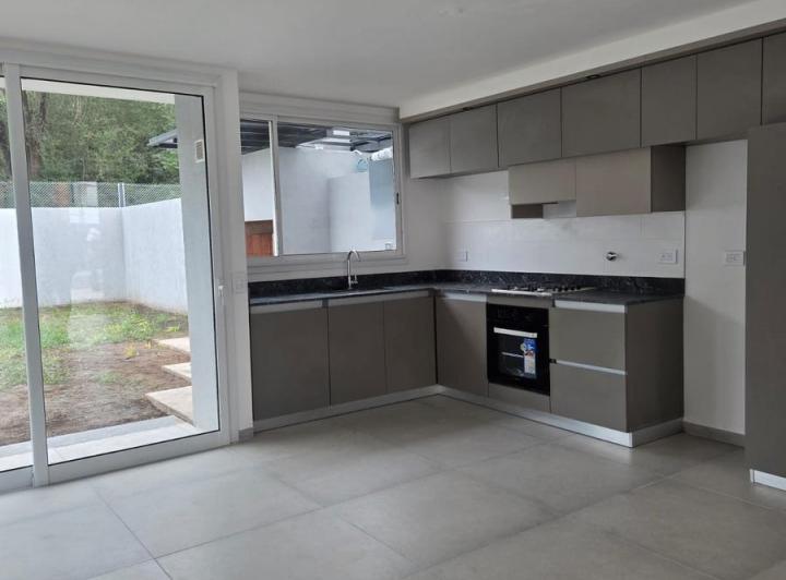 Casa · 210m² · 6 Ambientes · 3 Cocheras