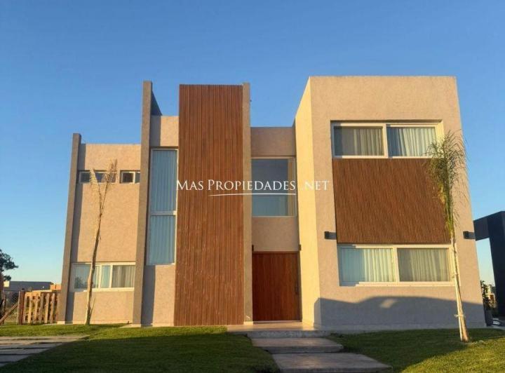 Casa · 230m² · 5 Ambientes · 4 Cocheras
