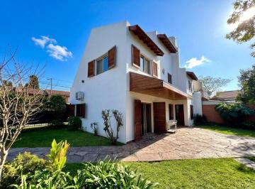 Casa · 196m² · 5 Ambientes · 1 Cochera · Casa 3 Ambientes en Venta en Villa Adelina