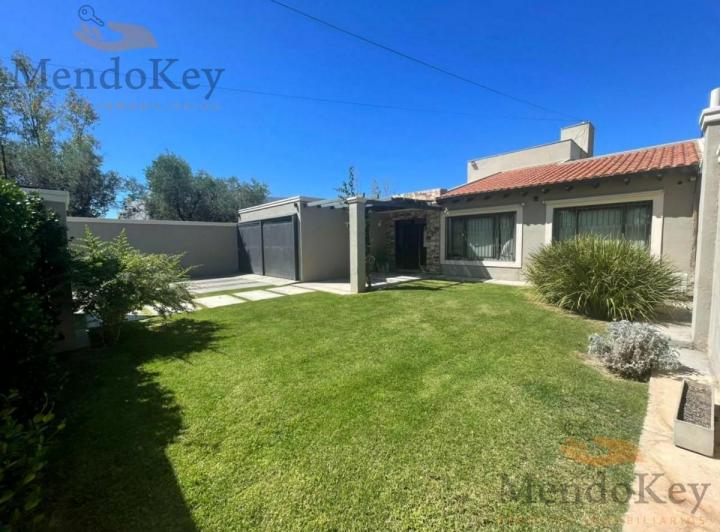 Casa · 325m² · 3 Dormitorios · 2 Cocheras