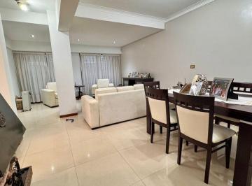 Casa · 183m² · 6 Ambientes · 2 Cocheras · Venta de Casa en La Plata