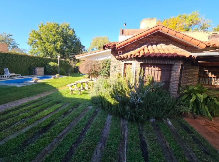 Casa · 414m² · 9 Ambientes · 1 Cochera