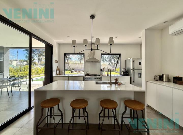 Casa · 210m² · 5 Ambientes · 4 Cocheras