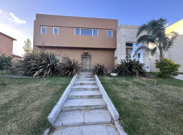 Casa · 230m² · 5 Ambientes