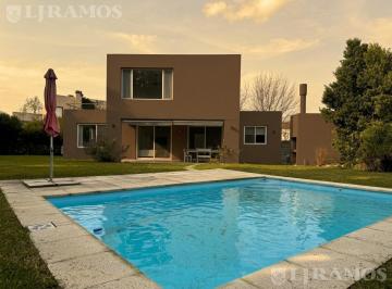 Casa · 240m² · 5 Ambientes · 6 Cocheras · Casa con 3 Dorm. en Venta en Los Sauces