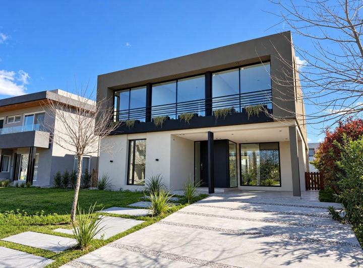 Casa · 270m² · 4 Dormitorios · 2 Cocheras