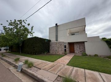 Casa · 272m² · 3 Dormitorios · 2 Cocheras · Casa en B° Palmares