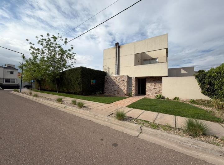 Casa · 272m² · 3 Dormitorios · 2 Cocheras
