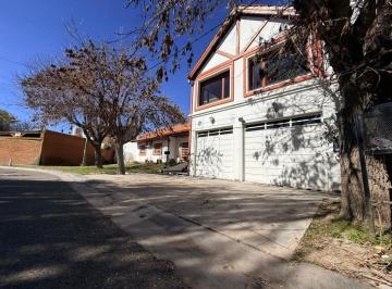 Casa · 328m² · 8 Ambientes · 2 Cocheras · Alquiler Casa 3 Dorm. con Pileta en Barrio Jardines del Rey, Neuquen Capital