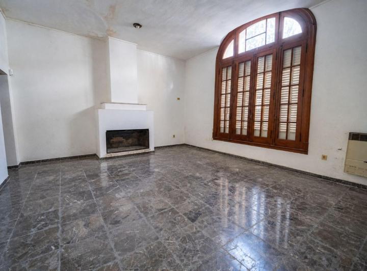 Casa · 300m² · 10 Ambientes · 1 Cochera