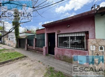 Casa · 100m² · 4 Ambientes · 2 Cocheras · Casa 2 Dorm. en Alquiler con Jardin Cochera Patio