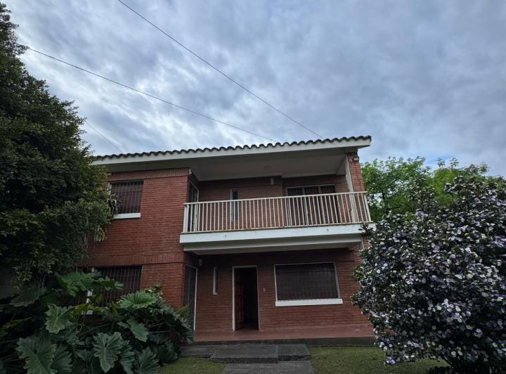 Casa · 1200m² · 4 Ambientes · 2 Cocheras
