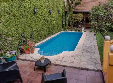 Casa · 235m² · 5 Ambientes · 3 Cocheras · Venta Casa 5 Amb C/ Pileta, Quincho y Cochera